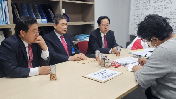 지난 26일 국민의힘 박명균·김권수·한경호 진주시장 예비후보가 서울 여의도 국회를 찾아 '조규일 진주시장' 공천 배제를 촉구하는 공동건의문을 제출하고 있다. 사진=김권수 후보 캠프