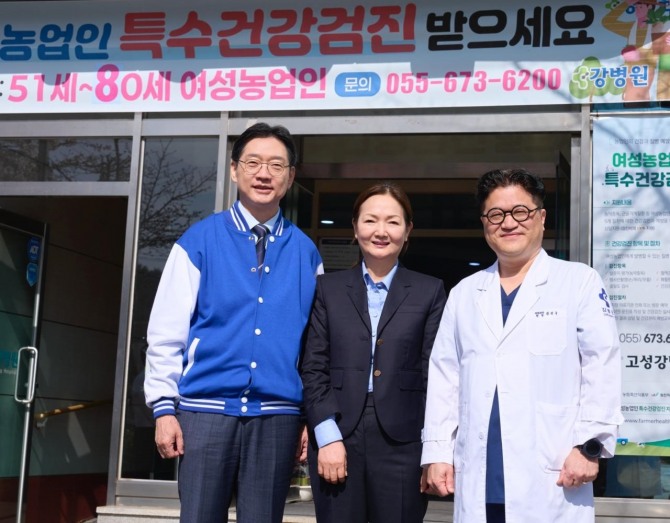 지난 28일 김경수 더불어민주당 경남도지사 후보가 의료취약지역인 고성군 강병원을 찾아 의룡진들과 기념촬영을 하고 있다. 사진=김경수 후보 캠프