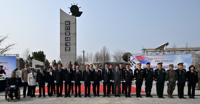 지난 27일 유정복 인천광역시장(가운데)이 중구 해군 제2함대 기념탑에서 열린 '제11회 서해수호의 날 기념식' 단체촬영을 하고 있다.  사진=인천시