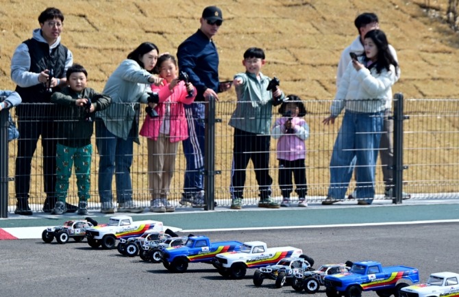 송도 달빛공원 내 RC스포츠 무선조종 경기장에서 경기를 보고 있는 어린이들과 시민들 모습. 사진=인천시