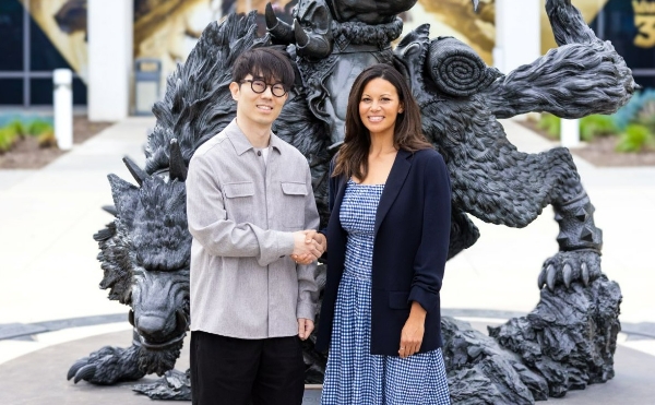 강대현 넥슨코리아 대표가 미국 블리자드 본사를 방문, 조해나 패리스 대표와 기념 촬영을 하고 있다. 사진=넥슨