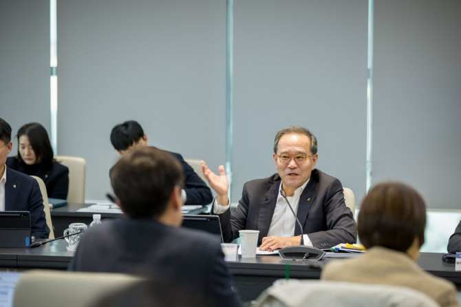 이찬우 농협금융 회장이 지난달 12일 주재한 '2026년 제1차 농협금융 AX·DX 최고협의회'에서 발언하고 있다. 사진=NH농협금융지주