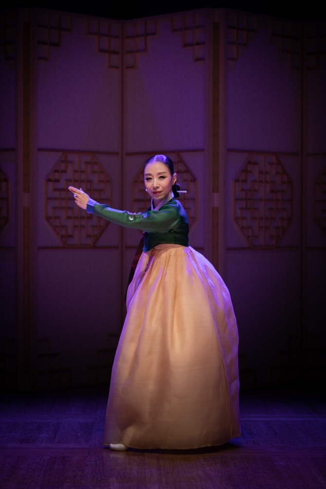 입춤(立舞, 국수호류, 출연 노해진)