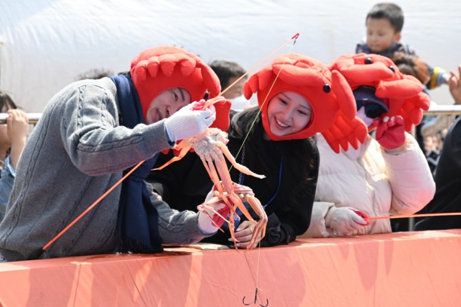 제29회 영덕대게축제 참가자들이 게임에 참가하고 있다. 사진=영덕군