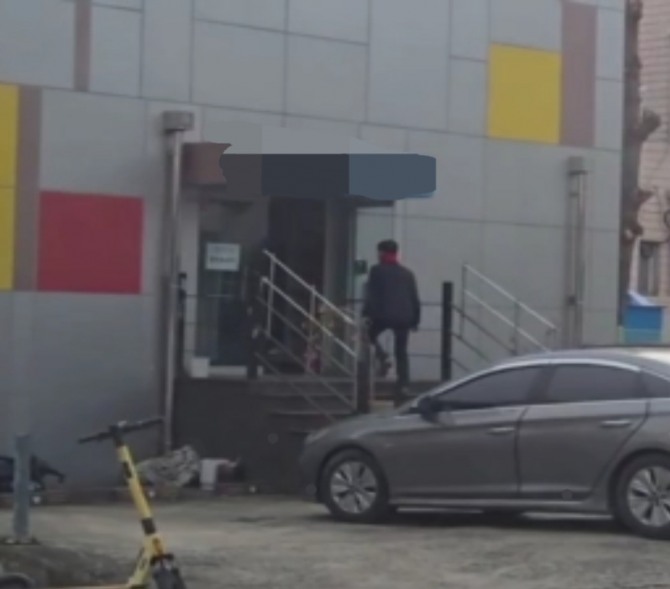 시장후보자 언론사 출입모습.사진=제보자