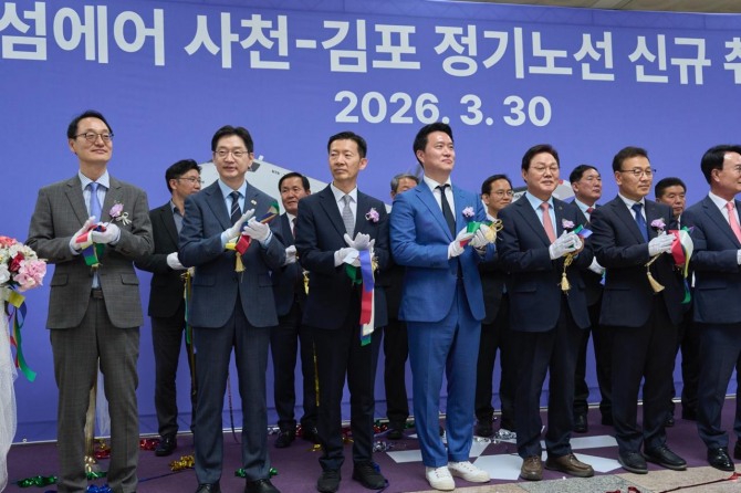 김경수 더불어민주당 경남도지사 후보(왼쪽에서 두 번째)가 지난 30일 경남 사천공항에서 열린 섬에어항공 취항식에 참석해 기념촬영을 하고 있다. 사진=김경수 후보 캠프