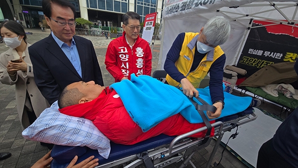 오준환 국민의힘 고양시장 예비후보가 단식을 마치고 병원으로 이동 하기 위해 구급차에 타고 있다. 사진=강영한 기자