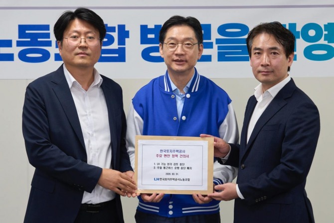 지난 달 31일 김경수 더불어민주당 경남도지사 후보가 한국토지주택공사 경남지역본부에서 열린 간담회에 참석해 노조 임원들로부터 정책 건의서를 전달 받고 있다. 사진=김경수 후보 캠프 