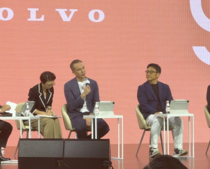 에릭 세베린손 볼보자동차 최고경영책임자(CCO, 왼쪽)와 이윤모 볼보자동차코리아 대표가 1일 인천 인스파이어 호텔에서 EX90을 출시하는 자리에서 기자들과 질의응답을 진행하고 있다. 사진=육동윤 기자