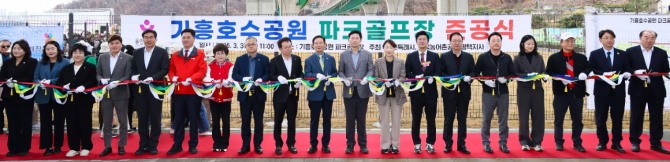 지난달 31일 이상일 용인특례시장을 비롯한 관계자들이 기흥호수에서 열린 파크골프장 준공 테이프 커팅식을 진행하고 있는 모습. 사진=용인특례시