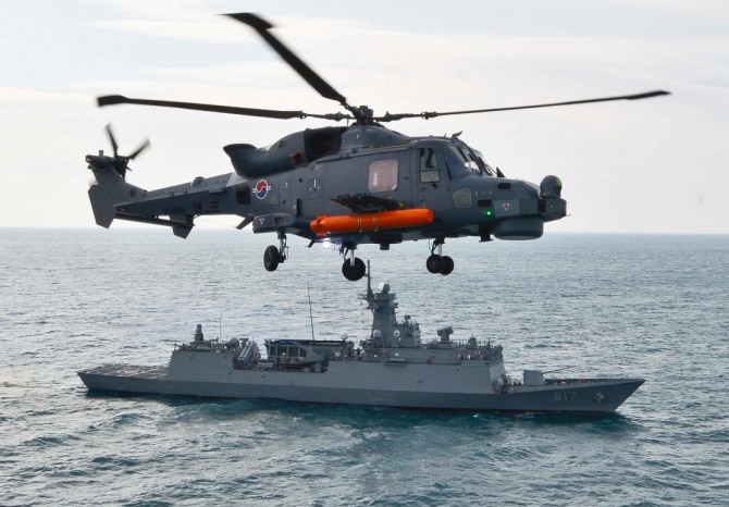 한국 해군의 해상작전 헬기 와일드캣이 인천급 호위함 광주함 위를 비행하고 있다.사진=해군