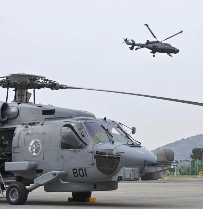 해군이 신형 해상작전 헬기 MH-60R(시호크) 2대를1일 작전 배치했다. MH-60R 위로 다른 해상작전헬기인 와일드캣이 비행하고 있다. 사진=해군 페이스북 