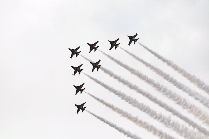 지난 1일 '2026 이순신방위산업전' 개막식 행사에서 공군 특수비행팀인 블랙이글스가 화려한 에어쇼를 펼쳐 보이고 있다. 사진=경남 창원시