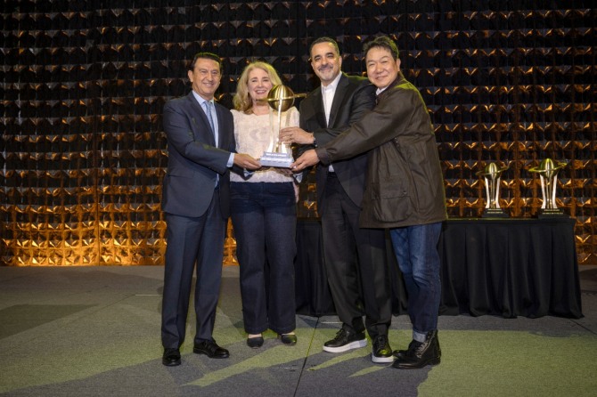 호세 무뇨스 현대차 대표이사(사장, 왼쪽부터), 월드카 어워즈 심사위원인 제니퍼 뉴먼 카즈닷컴 편집장, 랜디 파커 현대차 북미법인 최고경영자(CEO), 이상엽 현대제네시스글로벌디자인담당 부사장이 수상 기념사진을 촬영하고 있다. 사진=현대차