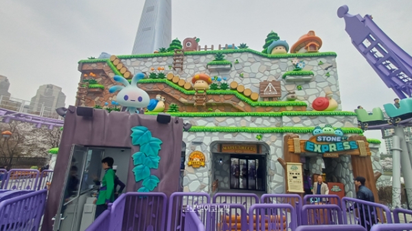 메이플 아일랜드 내 '스톤 익스프레스' 대기 공간. 메이플스토리 특유의 2D 그래픽을 구현했다. 스톤 익스프레스 입장로 옆 안쪽에는 테마 카페 '메이플 스위츠'가 들어섰다. 사진=이원용 기자