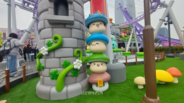 여러 종류의 슬라임을 쌓아둔 슬라임 탑을 비롯해 다양한 메이플스토리 속 캐릭터의 조형물을 만나볼 수 있다. 사진=이원용 기자