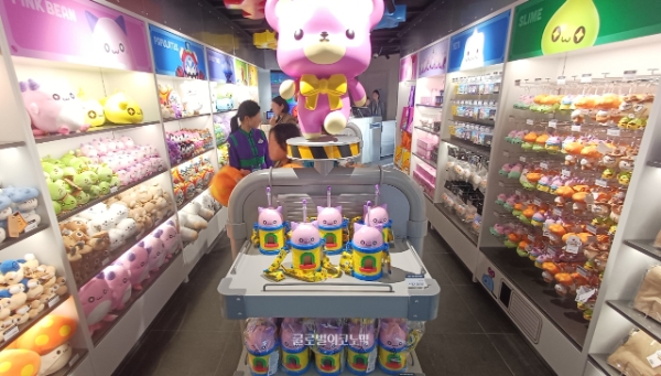 메이플 아일랜드 내 굿즈 매장의 모습. 사진=이원용 기자