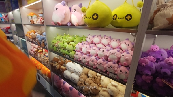 여러 메이플스토리 캐릭터들의 인형들을 만나볼 수 있다. 사진=이원용 기자