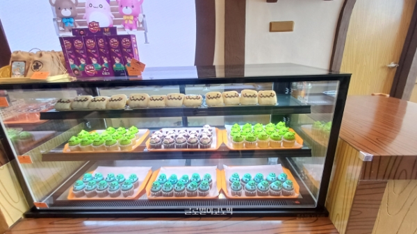 테마 카페 '메이플 스위츠'의 메이플스토리 테마 디저트들. 사진=이원용 기자