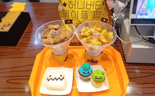 츄러스나 감자튀김을 슬러시와 함께 먹을 수 있는 세트 메뉴, 메이플스토리 테마 허니버터 팝콘도 구매할 수 있다. 사진=이원용 기자
