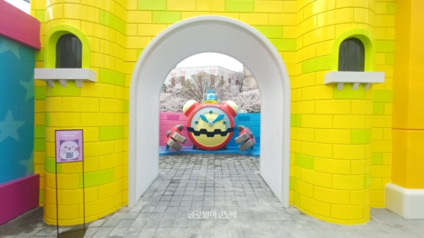 메이플스토리 세계관의 '시계탑'을 상징하는 몬스터 '파풀라투스'도 만나볼 수 있다. 사진=이원용 기자