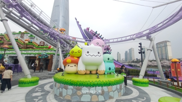 메이플 아일랜드 중앙에 설치된 조형물. 사진=이원용 기자