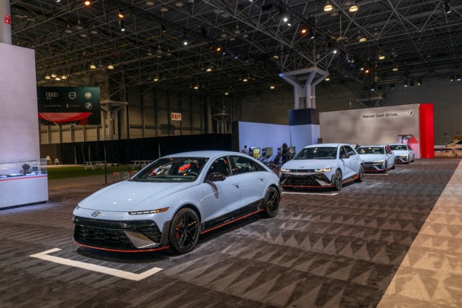 2026 뉴욕 국제 오토쇼 현대차 전시 부스에 현대차 고성능 라인업 N브랜드 모델들이 전시돼 있다. 사진=현대차
