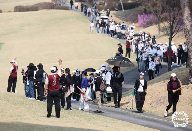 첫날 갤러리들이 선수들을 뒤따르며 응원을 하고 있다. 사진=KLPGA 박준석 포토