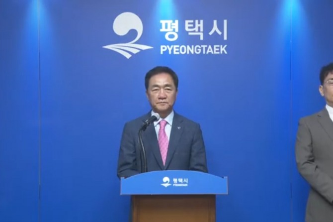 3일 정장선 평택시장은 언론 브리핑을 통해 알파탄약고 이전 추진 과정과 향후 개발 계획을 발표하고 있다. 사진=평택시 유튜브 갈무리