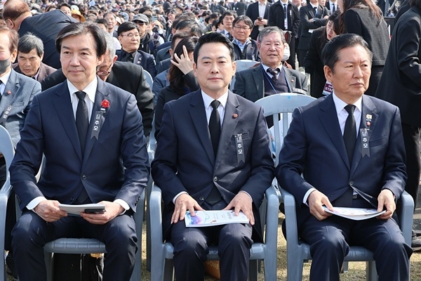 더불어민주당 정청래 대표(오른쪽부터)와 국민의힘 장동혁 대표, 조국혁신당 조국 대표가 3일 제주 4·3 평화공원에서 열린 제78주년 제주 4·3 희생자 추념식에 참석해 행사를 지켜보고 있다. 사진=연합뉴스