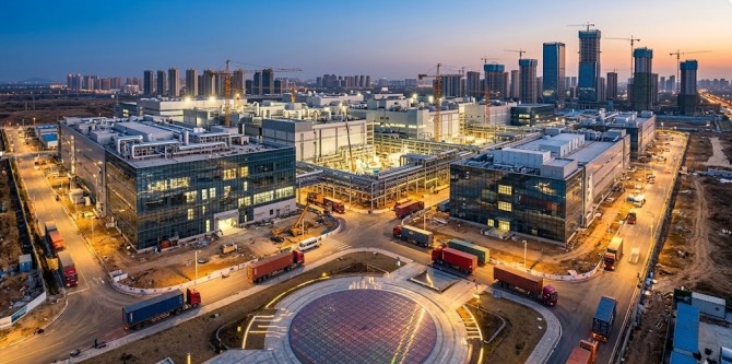 미국의 고강도 수출 통제가 오히려 중국 반도체 산업의 ‘자립 엔진’에 기름을 붓는 역설적 상황이 연출되고 있다. 인공지능(AI) 열풍과 맞물려 첨단 칩 수입이 막힌 중국 빅테크들이 자국산 반도체로 급격히 선회하면서, SMIC와 화홍반도체 등 주요 파운드리 기업들이 역대 최고 실적을 갈아치우고 있다. 이미지=제미나이3