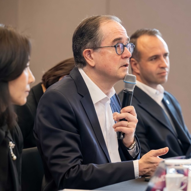 프랑수아 프로보 르노 그룹 회장이 국내 기자단과 인터뷰를 진행하고 있다. 사진=르노코리아