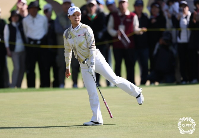 최종일 18번홀에서 고지원의 퍼팅 리액션. 사진=KLPGA 박준석 포토