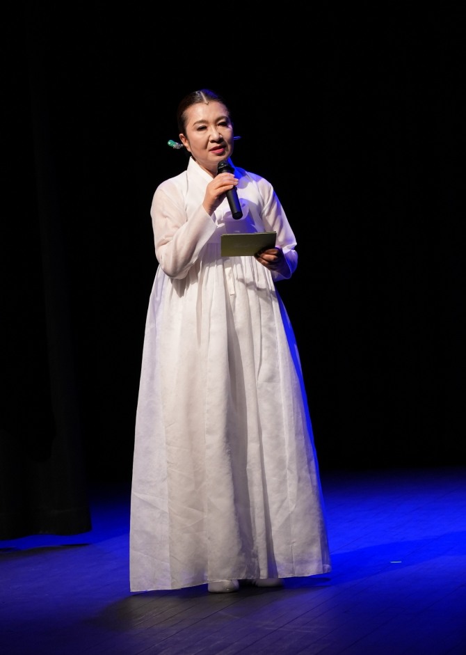 사회자(양계숙, 진주교방굿거리춤 전수자)