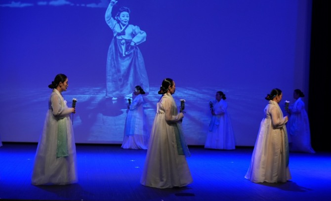 헌화(왼쪽부터 이상희, 조현숙, 박숙자)