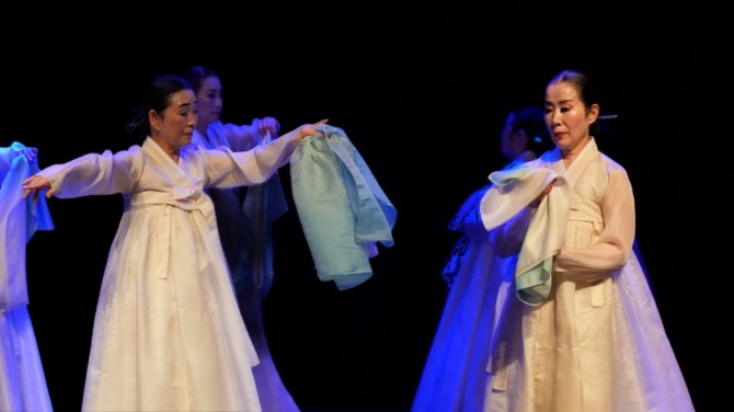 진주교방살풀이춤(남강위에 번지는 넋의 노래), 박숙자(이수자) 외 정정임(전수자)