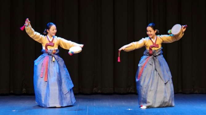 진주교방굿거리춤(이인무, 이수자 박수진, 이수자 김유미)