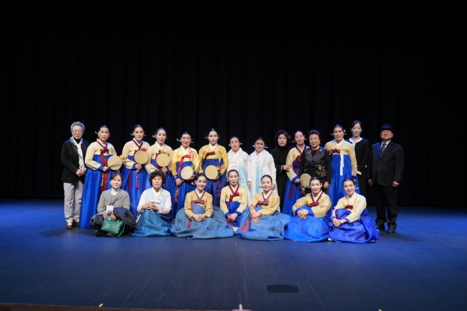 추모공연을 끝내고