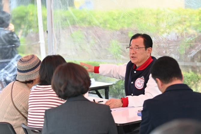 이현재 하남시장이 지난 3일 제20회 이동시장실을 통해 위례 시민들과 소통하고 있는 모습. 사진=하남시