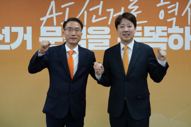 이준석 개혁신당 대표가 6일 서울 여의도 국회에서 강명상 전 국민의힘경남도당부위원장과 인재영입식을 마친 뒤 후 기념 촬영을 하고 있다. 사진=개혁신당