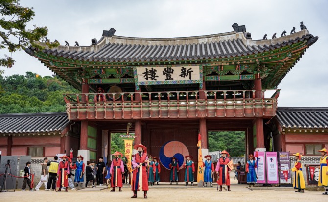화성행궁 정문인 신풍루 앞에서 장용영 수위의식이 진행되고 있다. 사진=수원특례시