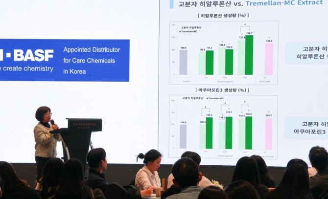 지난 3일 인천 경원재 바이 워커힐에서 '2026 바스프 & 대봉엘에스 심포지엄'에서 이혜자 제주 천연물소재응용연구소 부장이 '피부 기능 최적화를 위한 3단계 메커니즘 설계 전략'에 대해 발표하고 있다. 사진=대봉엘에스