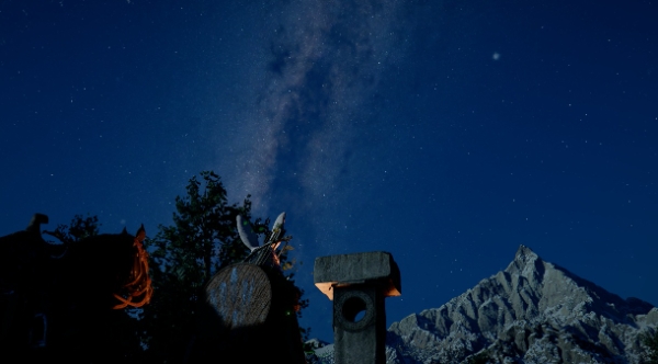 붉은사막 월드 내 최남단 '노을골'의 절벽에서 밤중에 은하수를 보는 모습. 사진=붉은사막 인게임 캡처