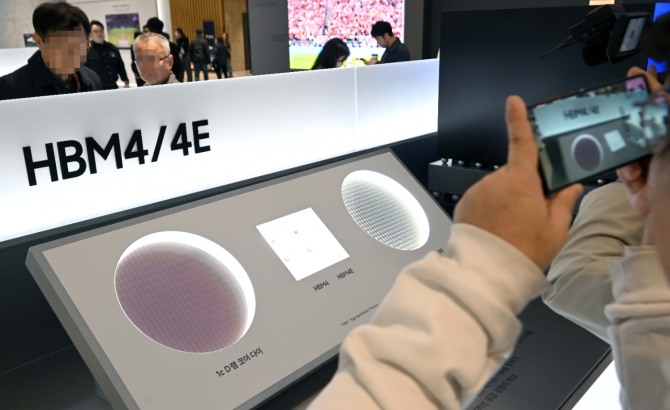 지난 18일 경기도 수원시 영통구 수원컨벤션센터에서 열린 제57기 삼성전자 정기주주총회에서 주주들이 HBM4, HBM4E 메모리를 살펴보고 있다.  사진=연합뉴스