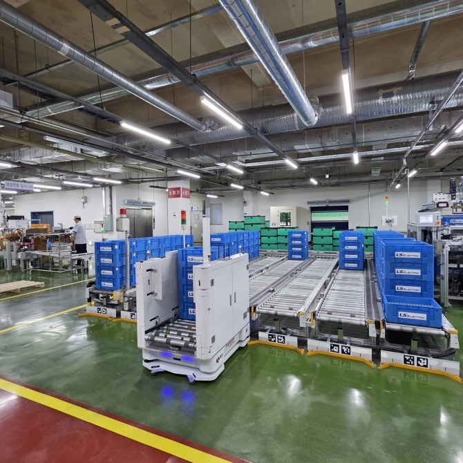 LS일렉트릭 청주 스마트공장 내 무인운반차. 사진=LS그룹