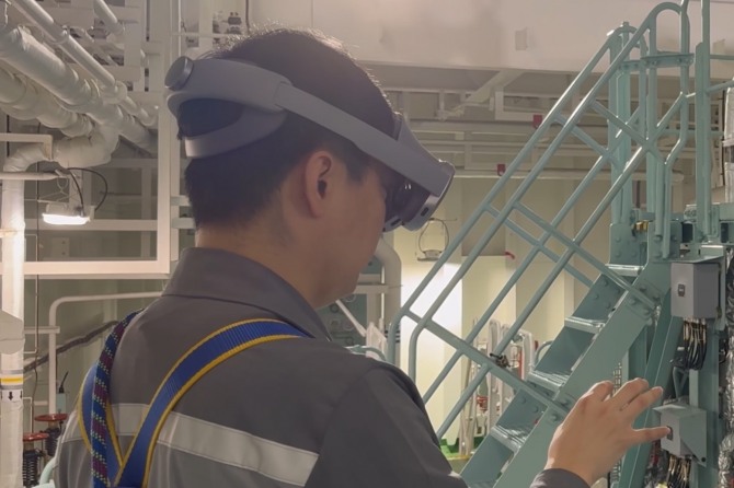 기업 관계자가 갤럭시 XR을 착용하고 업무에 활용하고 있다. 사진=삼성전자