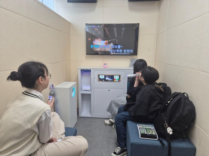 군위군 청소년허브센터 내 ‘청소년문화의 집’을 이용하는 청소년들 모습. 사진=군위군