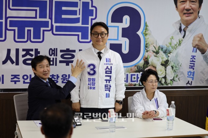 조국혁신당 조국 대표가 8일 경남 창원시 중앙동 경남도당 대회의실에서 열린 심규탁 창원시장 후보 선거 사무소 개소식에 참석해 심 후보를 소개하고 있다. 사진=임승제 기자