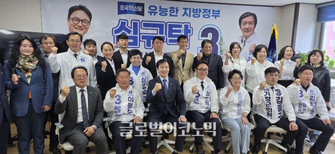 8일 경남 창원시 중앙동 조국혁신당 경남도당 대회의실에서 열린 심규탁 창원시장 후보 선거 사무소 개소식에 참석한 조국 대표와 당원들이 파이팅 하고 있다. 사진=임승제 기자