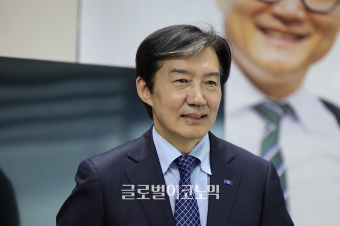 8일 조국혁신당 조국 대표가 경남 창원시 중앙동 경남도당 대회의실에서 열린 심규탁 창원시장 후보 선거사무소 개소식에 참석해 축사를 하고 있다. 사진=임승제 기자